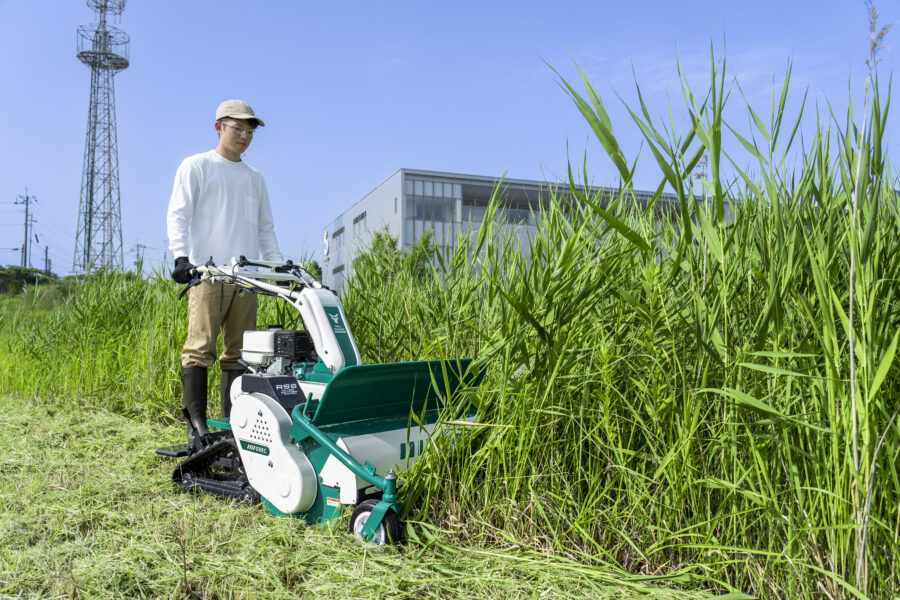 自走機草刈り機「ブルモアー」で草を刈る様子